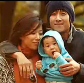 Lee Sun-kyun with his wife and son.